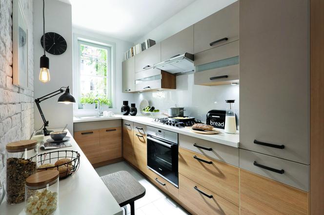 Kuchenne szafki w dwóch kolorach – pomysł na wąską i niską kuchnię