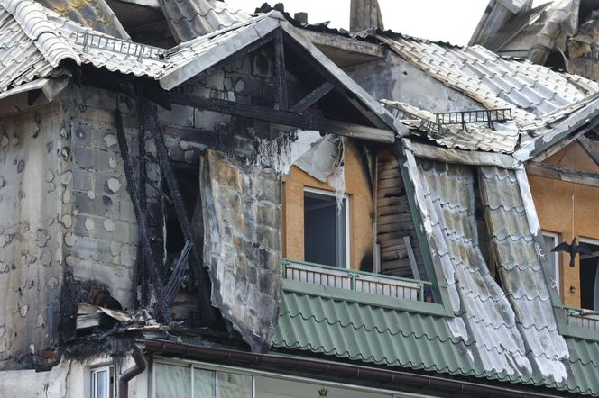 Blok przy ul. Powstańców w Ząbkach po pożarze
