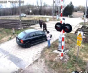 O krok od tragedii. Samochód zepsuł się im na przejeździe. LIczyły się sekundy