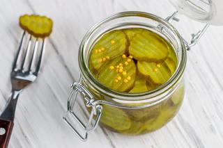 Szwedzka sałatka z ogórków: przepis na ogórki do słoika