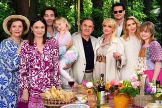 Barwy szczęścia 2922. Małgorzata (Adrianna Biedrzyńska), Jerzy (Bronisław Wrocławski),Natalia (Maria Dejmek),Herman (Maciej Raniszewski),Malwina (Joanna Gleń),Emilka (Jessica Frankiewicz),Lea (Lena Sobota),Cezary (Marcel Opaliński)