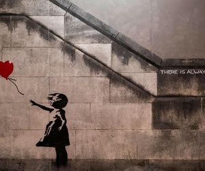 Banksy w Warszawie. Gdzie i kiedy będzie można obejrzeć prace najbardziej tajemniczego artysty? 