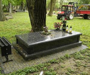 Poruszający widok na grobie Marii Kiszczak rok po jej śmierci 