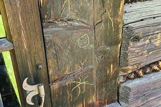 Akt wandalizmu w skansenie w Chorzowie. Zdewastowano zabytkowe chałupy