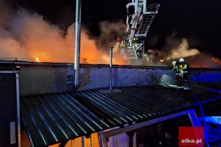 Potężny pożar marketu w Górze. 28 zastępów w akcji 