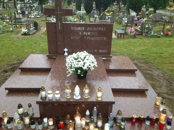 Grób dzieci utraconych w Wałczu, gdzie pogrzeby odbywają się dwa razy w roku: 25 marca w Dzień Świętości Życia oraz 15 października w Dzień Dziecka Utraconego.