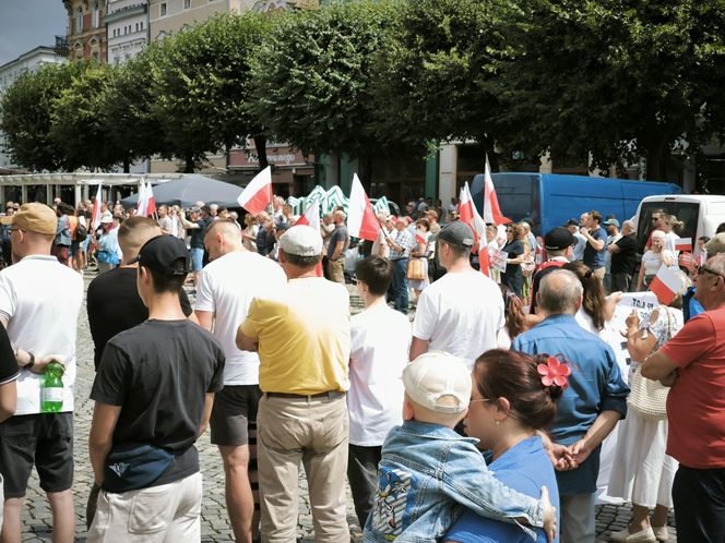 Manifestacja pod hasłem "Sto nielegalnej imigracji" w Lesznie