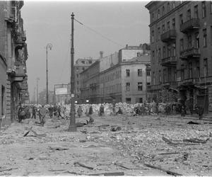 Powstanie Warszawskie kapituluje. Smutny dzień na zdjęciach archiwalnych