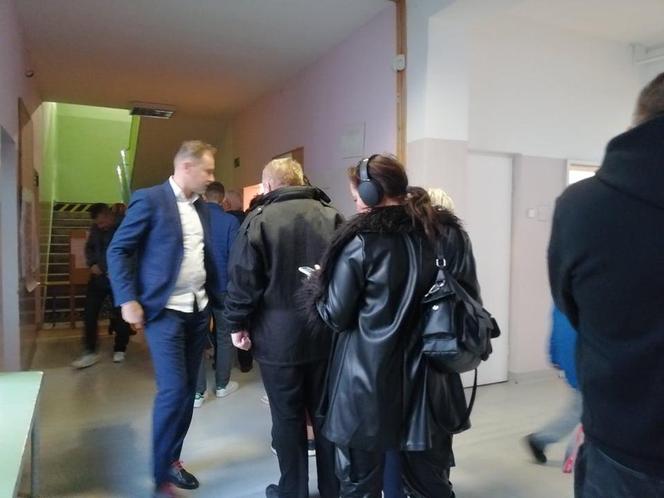 Wybory 2023: Tak głosują Krakowianie. Przed lokalami wyborczymi nadal wiadać kolejki