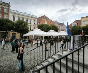 Manifestacja przeciwko niechęci do imigrantów w Lesznie 