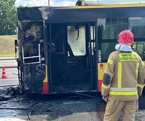 Autobus miejski w ogniu! Wielkie płomienie buchały na Ursynowie, cały się spalił