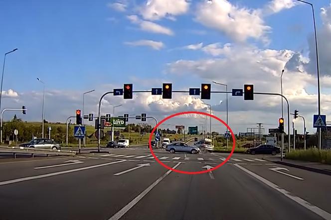 Koszmarny wypadek w Siewierzu. 80-latek w Volvo wjechał na skrzyżowanie na czerwonym świetle. Jego samochód dachował [WIDEO, ZDJĘCIA]