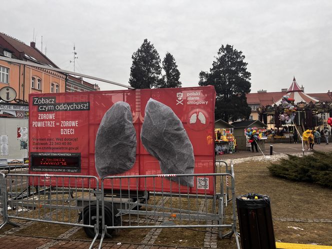 Zanieczyszczenie powietrza w Żorach wciąż bardzo wysokie. "Płuca smogowe" na rynku są już czarne