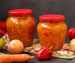 Pokrój, zalej i zakręć – przepis na najlepszą sałatkę z cukinii na zimę!