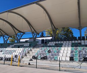 Budowa stadionu w Starachowicach. Na murawie już zielono