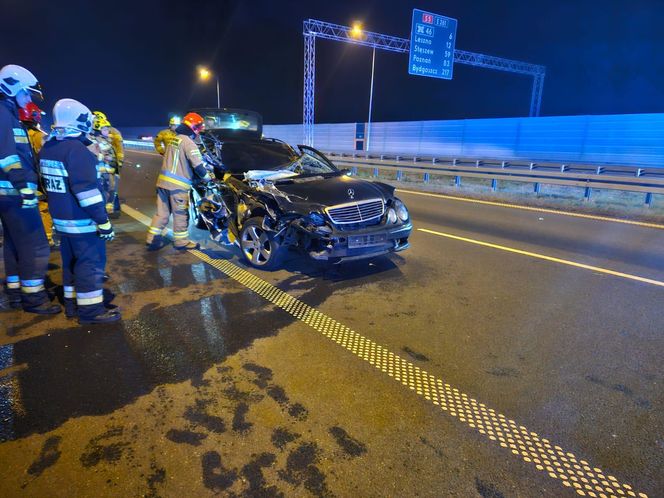 Groźna kolizja na S5 koło Leszna. Mercedes rozbity