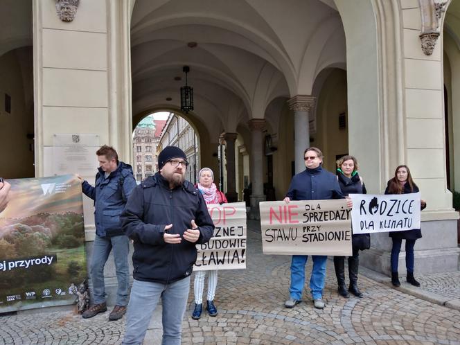 Wraca temat sprzedaży działki przy stadionie Tarczyński Arena. Ekolodzy protestują [ZDJĘCIA]