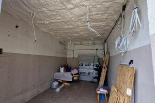 W tym garażu chce się zamieszkać! Pani Aneta zamieniła go w nowoczesną pracownię z projektorem