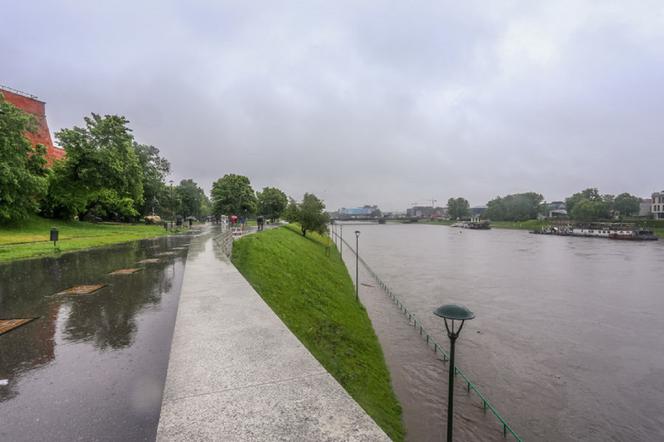 Kraków. Wisła wystąpiła z koryta. Bulwary zalane