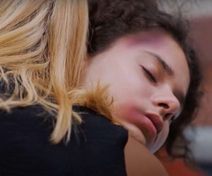 W szpitalu lekarze podejmą desperacką walkę o życie dziewczyny, lecz niestety nie zdołają jej uratować.