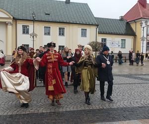 Studniówka Miejska na Rynku Kościuszki. Maturzyści zatańczyli z prezydentem Białegosotku  [GALERIA]