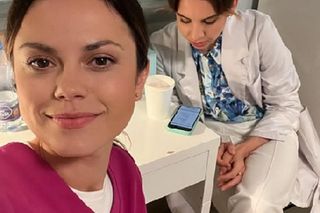 M jak miłość. Kasia sfałszowała wyniki badań DNA i nadal będzie leczyć! Aneta nie domyśli się, z kim pracuje – ZDJĘCIA