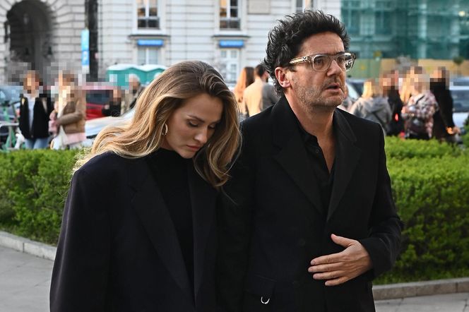 Kuba Wojewódzki z partnerką  na premierze "Hamleta"