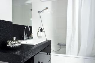 Białoczarna łazienka w stylu nowoczesnym