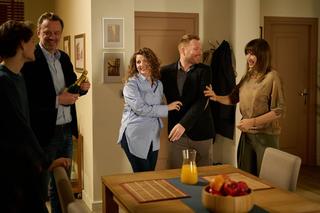 Na Wspólnej odc. 3854: Daniel (Michał Tomala), Ada (Nikola Czarniecka), Basia Brzozowska (Grażyna Wolszczak), Grzesiek (Jakub Tofil), Krzysztof Smolny (Łukasz Konopka)