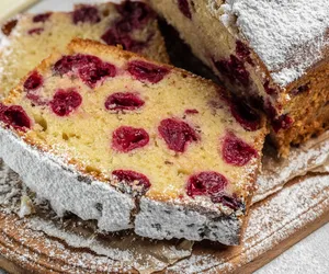 Chlebek wiśniowo-migdałowy. Słodki sposób na wykorzystanie owoców z kompotu