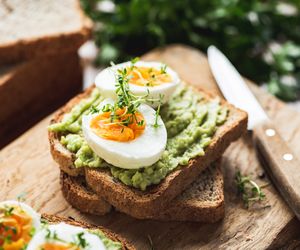 4 najlepsze śniadania na płaski brzuch. Pomagają spalić tłuszcz trzewny