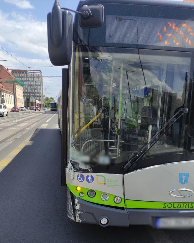 Senior kierujący chevroletem zderzył się z autobusem komunikacji miejskiej w centrum Olsztyna
