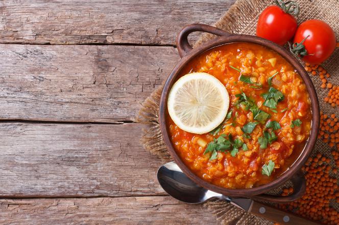 Pomidorówka z soczewicą: przepis na oryginalną wariację na temat tradycyjnej zupy
