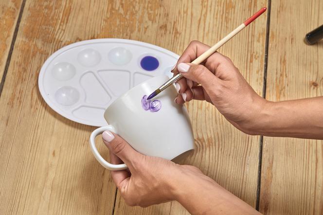 Jak ozdobić ceramiczny kubek ? Malowanie kubka – krok 2