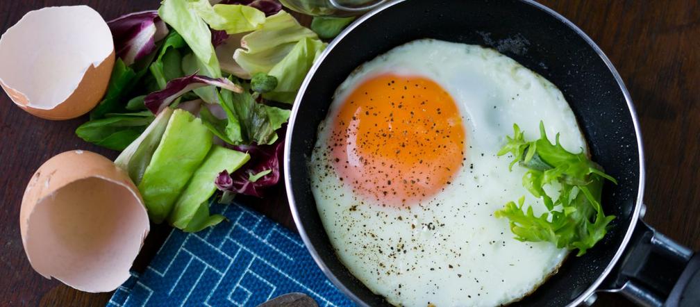 Jajko sadzone - jak usmażyć idealne sadzone jajko ze ściętym białkiem i płynnym żółtkiem?