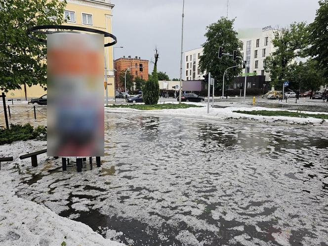 Nawałnica nad Gnieznem. Miasto zalały strumienie wody po ulewie i gradobiciu [ZDJĘCIA].