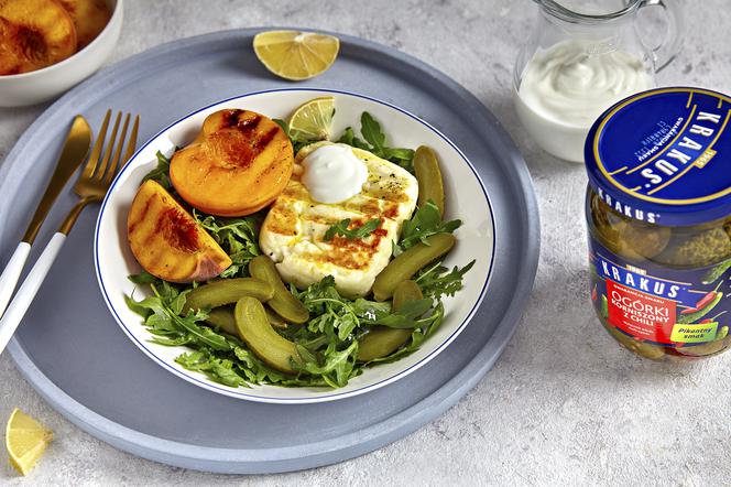 Grillowany ser halloumi z brzoskwiniami, korniszonami i sosem chrzanowym