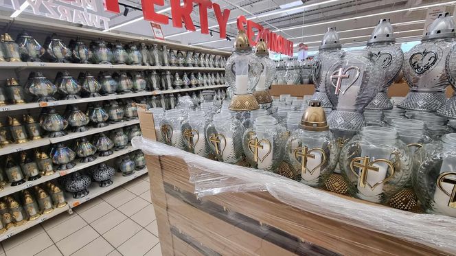 Auchan w Poznaniu: ceny zniczy przed Wszystkimi Świętymi 