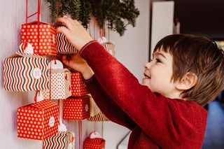 Zadania do kalendarza adwentowego. Mamy 24 pomysły na świąteczne zadania dla dzieci