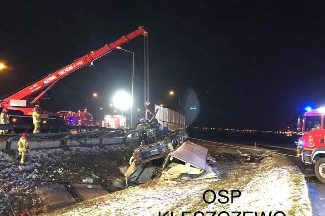 Poznań Wschód: Tragedia na A2. Ciężarówka wypadła z drogi. Kierowca nie miał szans