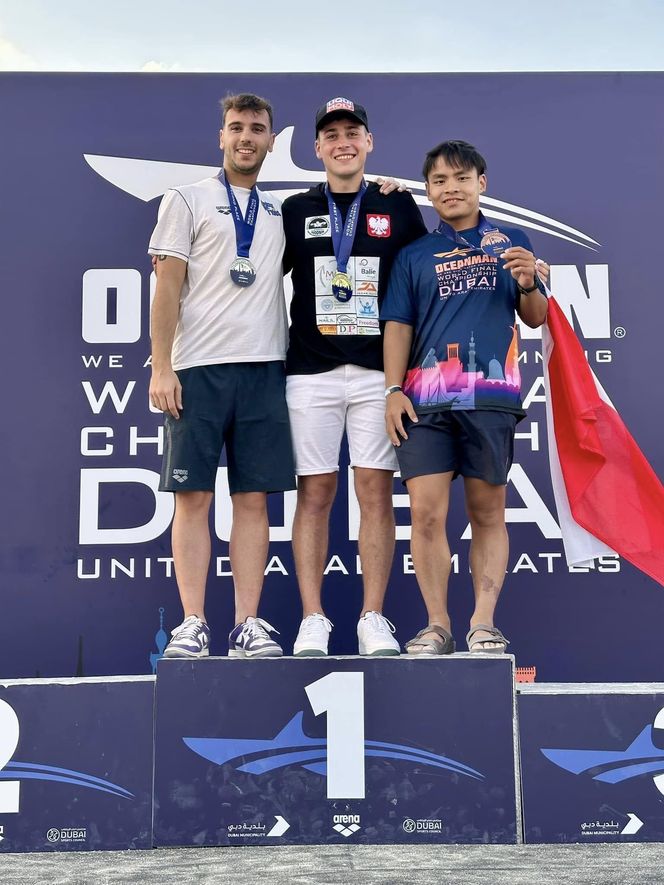 Michał Tomaszowski na podium mistrzostw świata Oceanman