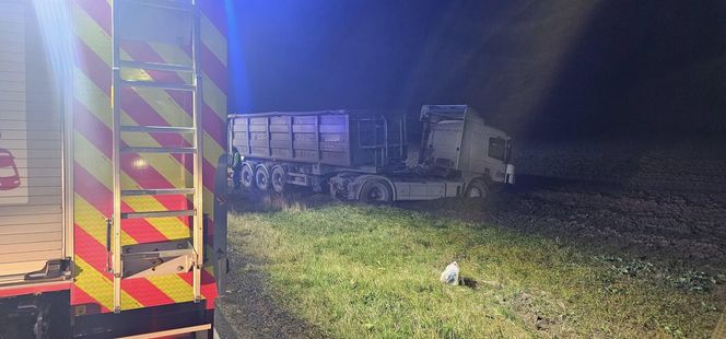 Wypadek na "szesnastce". Matka z dzieckiem w fordzie i tragiczny finał