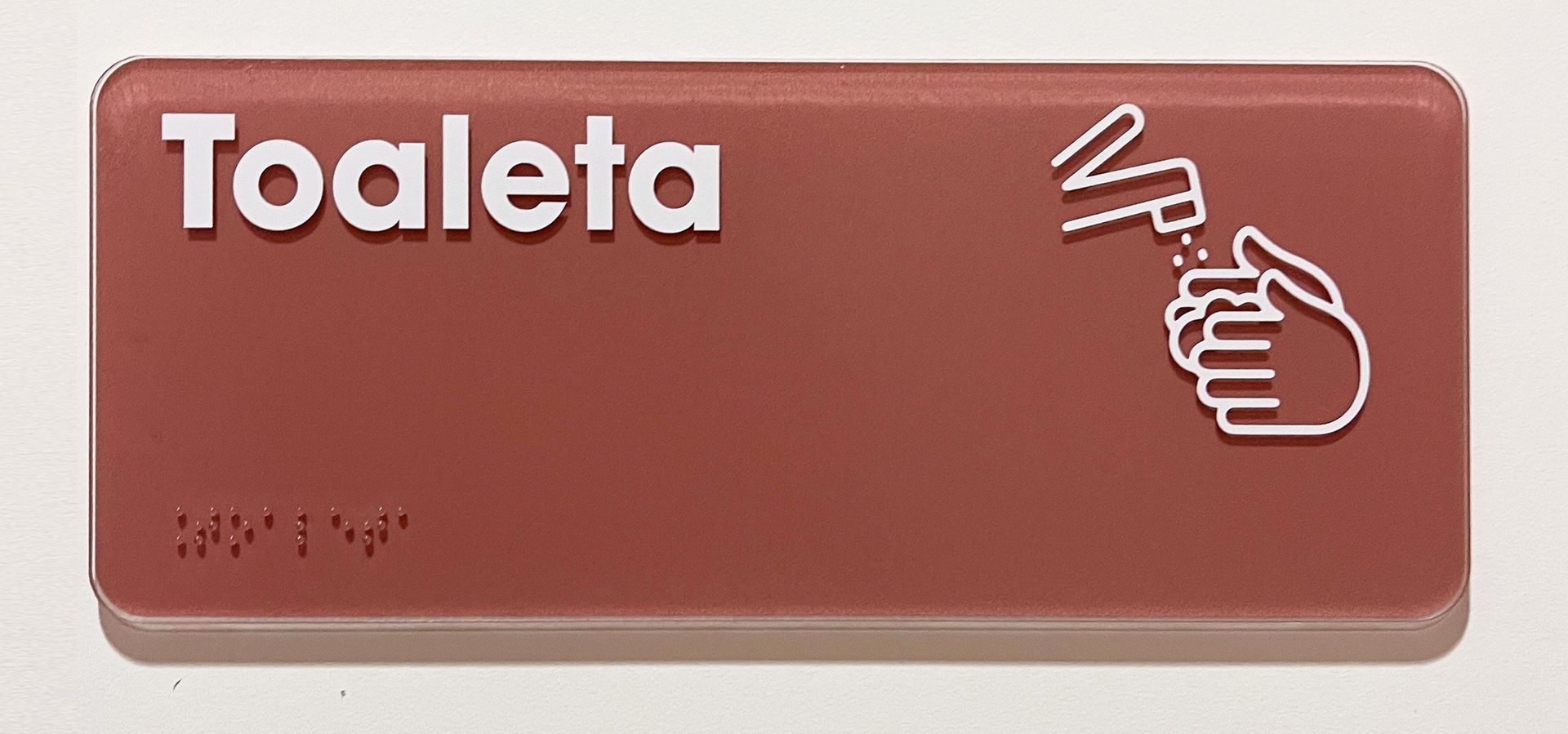 Symbolika na drzwiach toalet odchodzi  od tradycyjnych kółek i trójkątów