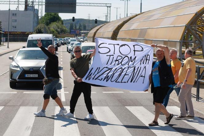 Protest mieszkańców w Letnicy. "Czarny pył do domu leci, tak się truje nasze dzieci" 