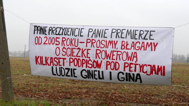 Mieszkańcy nie mogą doprosić się o bezpieczną drogę! WYWIESILI kilometry transparentów 