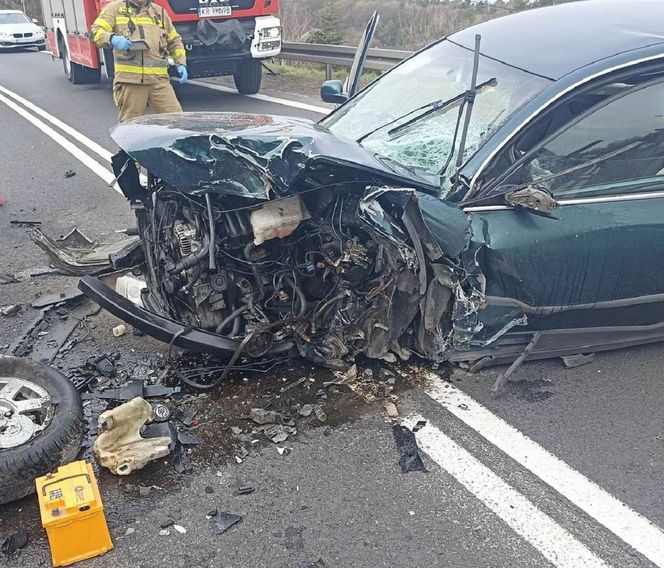 Passat zjechał na sąsiedni pas i uderzył w hondę. Policja wstępnie ustaliła przyczynę dramatu