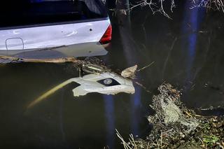 Zjechał z drogi wprost do rzeki. Jego auto postanowiło popływać w cieku wodnym