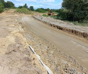 Przy zbiorniku wodnym na Zaborowie w Lesznie powstaje ścieżka rowerowa