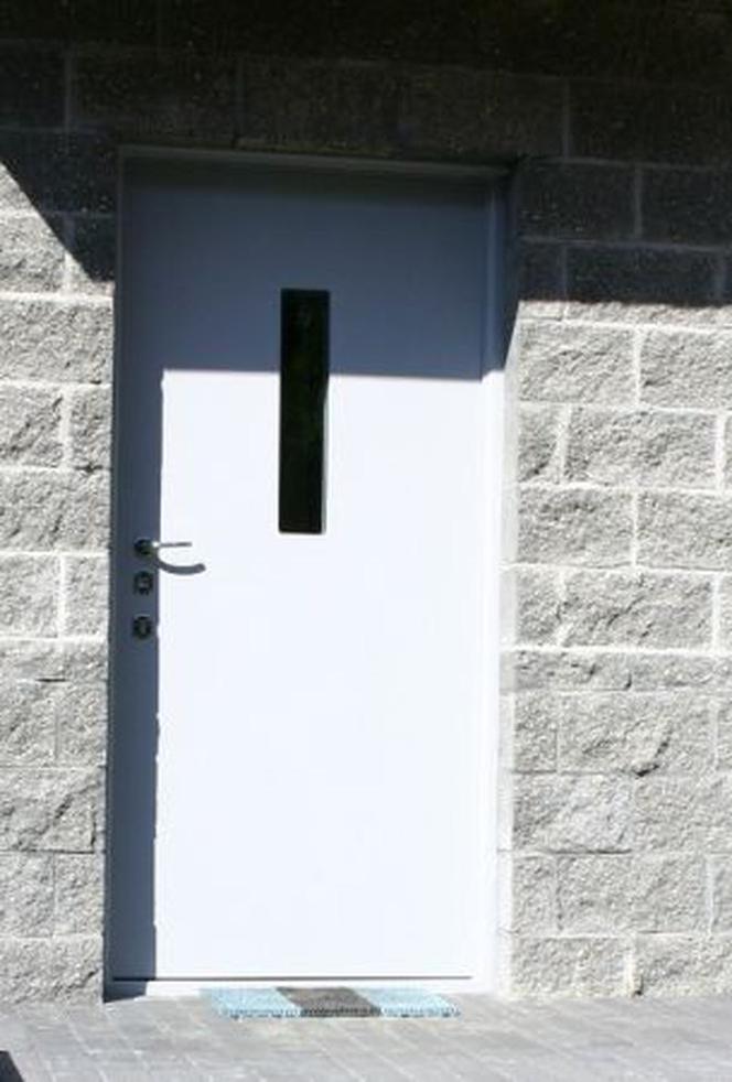 Drzwi wejściowe z przeszkleniami i doświetlami