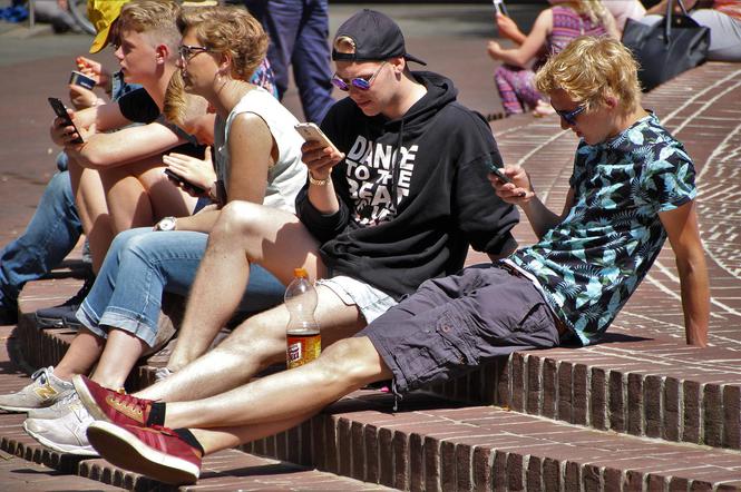 Obecnie spora część młodzieży jest wręcz przyklejona do swoich telefonów.